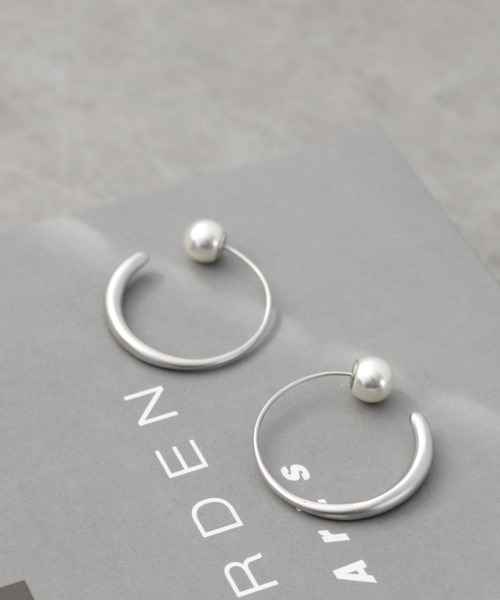 Three Four Time(スリーフォータイム)の「マットメタルフープパールキャッチピアス(ピアス(両耳用)・レディース・ゴールド/シルバー・FREE)」の1枚目の写真