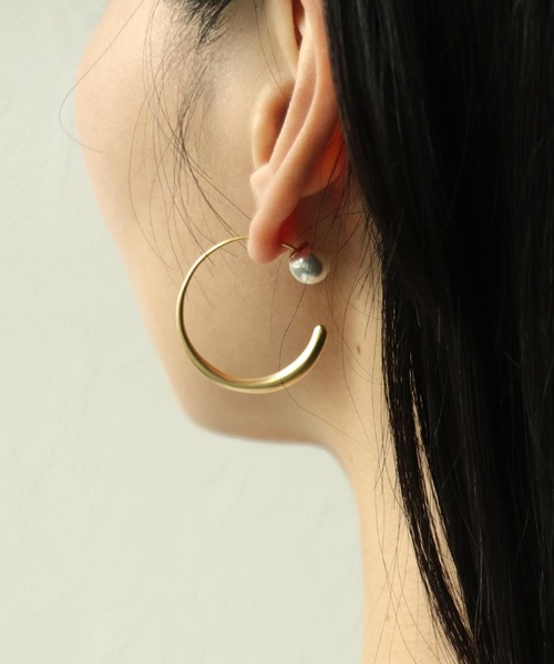 Three Four Time(スリーフォータイム)の「マットメタルフープパールキャッチピアス(ピアス(両耳用)・レディース・ゴールド/シルバー・FREE)」の2枚目の写真