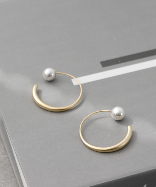Three Four Time(スリーフォータイム)の「マットメタルフープパールキャッチピアス(ピアス(両耳用)・レディース・ゴールド/シルバー・FREE)」の3枚目の写真