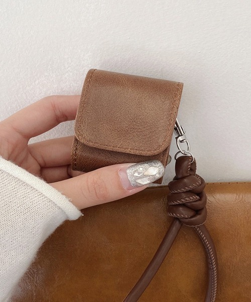 Fun & Daily(ファンアンドデイリー)の「PU Leather Strap AirPods 4 Case エアポッズ4(ヘッドフォン/イヤホン・レディース・ブラック/ブラウン・FREE)」の2枚目の写真