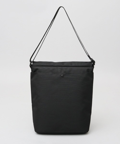 UNIVERSAL OVERALL(ユニバーサルオーバーオール)の「撥水ポリエステル 縦長 フラップ ショルダーバッグ PC・A4収納対応モデル(ショルダーバッグ・メンズ・ブラック・FREE)」の3枚目の写真