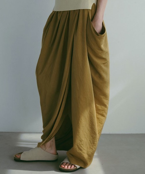 ETRE TOKYO（エトレトウキョウ）の「ドレープコクーンスカート（スカート・レディース・ブラック/キャメル・S/M）」の9枚目の写真