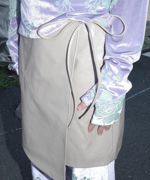 igi（イジ）の「SLICK WRAP SKIRT / エナメルレザーライク巻きスカート（スカート・レディース・ボルドー/ベージュ/ブラック/ホワイト・FREE）」の2枚目の写真