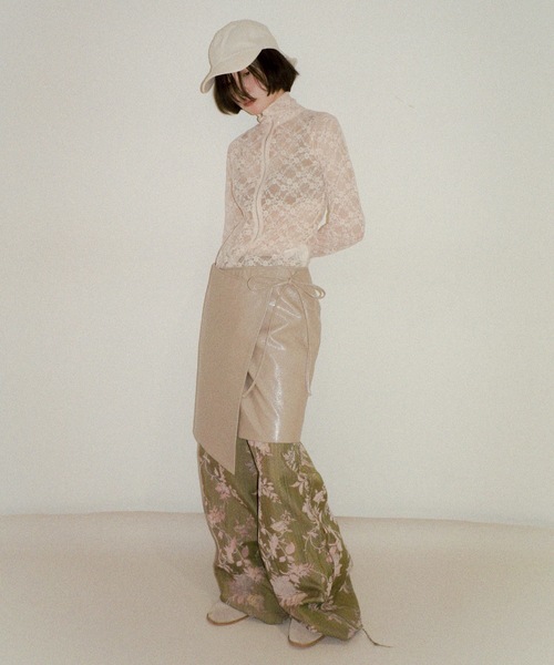 igi（イジ）の「SLICK WRAP SKIRT / エナメルレザーライク巻きスカート（スカート・レディース・ボルドー/ベージュ/ブラック/ホワイト・FREE）」の7枚目の写真