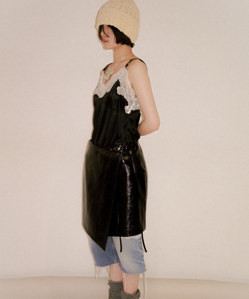 igi（イジ）の「SLICK WRAP SKIRT / エナメルレザーライク巻きスカート（スカート・レディース・ボルドー/ベージュ/ブラック/ホワイト・FREE）」の21枚目の写真