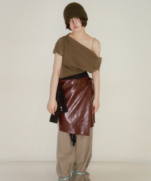 igi（イジ）の「SLICK WRAP SKIRT / エナメルレザーライク巻きスカート（スカート・レディース・ボルドー/ベージュ/ブラック/ホワイト・FREE）」の5枚目の写真