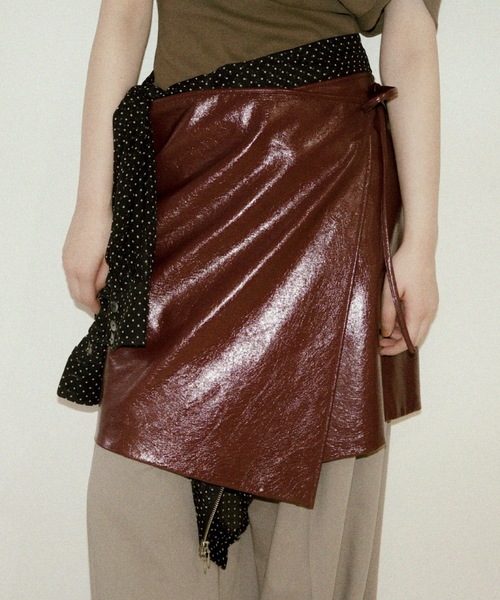 igi（イジ）の「SLICK WRAP SKIRT / エナメルレザーライク巻きスカート（スカート・レディース・ボルドー/ベージュ/ブラック/ホワイト・FREE）」の9枚目の写真