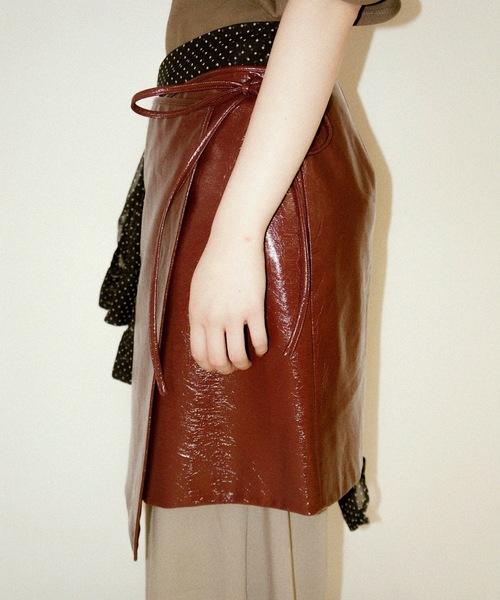 igi（イジ）の「SLICK WRAP SKIRT / エナメルレザーライク巻きスカート（スカート・レディース・ボルドー/ベージュ/ブラック/ホワイト・FREE）」の16枚目の写真