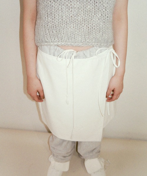 igi（イジ）の「SLICK WRAP SKIRT / エナメルレザーライク巻きスカート（スカート・レディース・ボルドー/ベージュ/ブラック/ホワイト・FREE）」の17枚目の写真