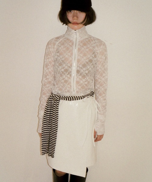 igi（イジ）の「SLICK WRAP SKIRT / エナメルレザーライク巻きスカート（スカート・レディース・ボルドー/ベージュ/ブラック/ホワイト・FREE）」の6枚目の写真