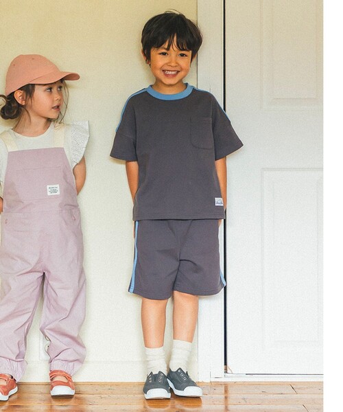 BEAMS mini（ビームスミニ）の「バイカラー ライン 天竺 セットアップ 2025SS（90～150cm）（Tシャツ/カットソー・キッズ・ブラック系その他/チャコールグレー・130/110/90/120/100/150/140）」の2枚目の写真