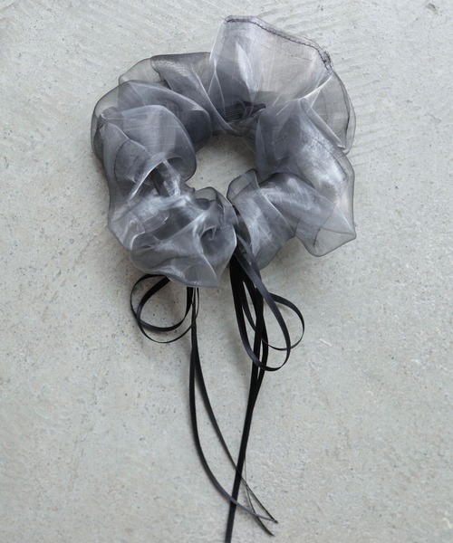 Crisp(クリスプ)の「オーガンジーリボンシュシュ(シュシュ・レディース・アイボリー/ダークグレー・FREE)」の2枚目の写真