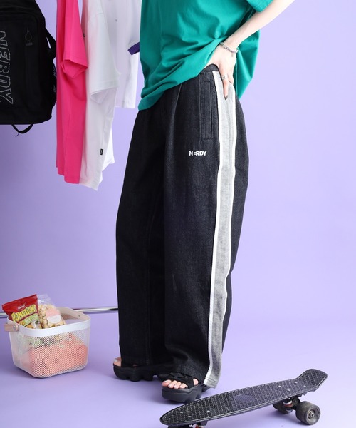NERDY(ノルディ)の「サイドラインワイドデニムパンツ(デニムパンツ・メンズ・ネイビー/ブラック・L/M/S)」の2枚目の写真