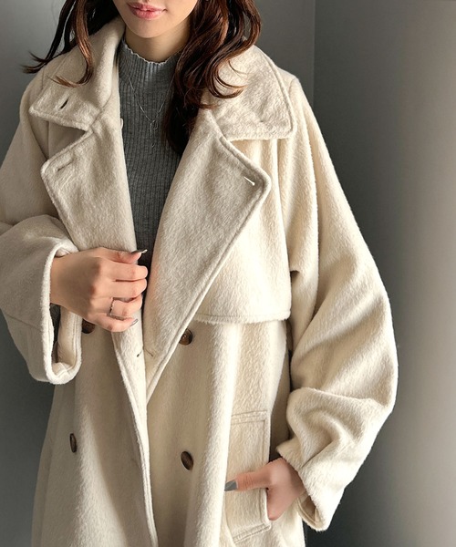 mily bilet(ミウィビレット)の「【mily bilet】どの角度から見てもかわいく冬のスタイルを格上げ。フェザーショートシャギーバックル使いコート(ミドル丈)(ステンカラーコート・レディース・ブラック/グレー/アイボリー・LARGE/MEDIUM/SMALL/X-LARGE)」の8枚目の写真