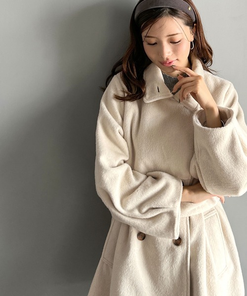 mily bilet(ミウィビレット)の「【mily bilet】どの角度から見てもかわいく冬のスタイルを格上げ。フェザーショートシャギーバックル使いコート(ミドル丈)(ステンカラーコート・レディース・ブラック/グレー/アイボリー・LARGE/MEDIUM/SMALL/X-LARGE)」の10枚目の写真