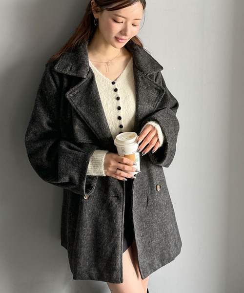 mily bilet(ミウィビレット)の「【mily bilet】どの角度から見てもかわいく冬のスタイルを格上げ。フェザーショートシャギーバックル使いコート(ミドル丈)(ステンカラーコート・レディース・ブラック/グレー/アイボリー・LARGE/MEDIUM/SMALL/X-LARGE)」の15枚目の写真