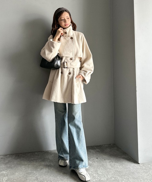 mily bilet(ミウィビレット)の「【mily bilet】どの角度から見てもかわいく冬のスタイルを格上げ。フェザーショートシャギーバックル使いコート(ミドル丈)(ステンカラーコート・レディース・ブラック/グレー/アイボリー・LARGE/MEDIUM/SMALL/X-LARGE)」の4枚目の写真