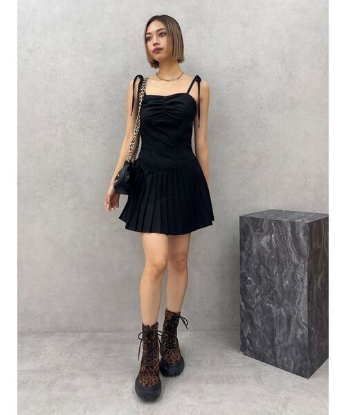 EVRIS（エヴリス）の「ショルダーリボンプリーツミニワンピース（ワンピース・レディース・ブラック/イエロー・SMALL/MEDIUM）」の4枚目の写真