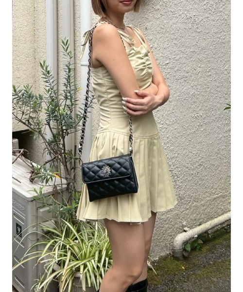 EVRIS（エヴリス）の「ショルダーリボンプリーツミニワンピース（ワンピース・レディース・ブラック/イエロー・SMALL/MEDIUM）」の2枚目の写真