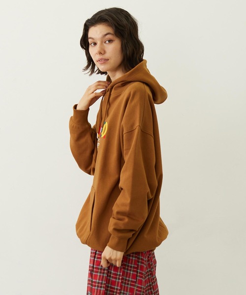 MILKFED.(ミルクフェド)の「RETRO LOGO FELT PATCH SWEAT HOODIE(パーカー・レディース・オフホワイト/ブラウン/ネイビー・M/L)」の11枚目の写真