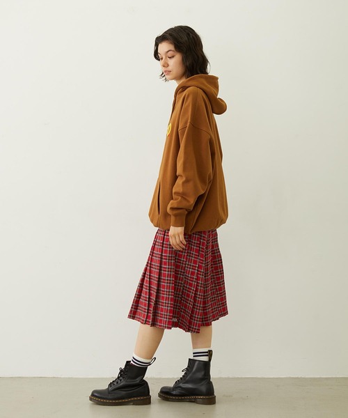 MILKFED.(ミルクフェド)の「RETRO LOGO FELT PATCH SWEAT HOODIE(パーカー・レディース・オフホワイト/ブラウン/ネイビー・M/L)」の16枚目の写真