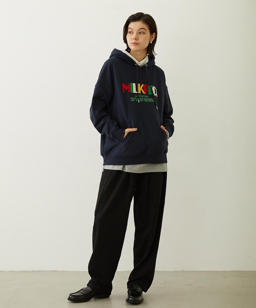 MILKFED.(ミルクフェド)の「RETRO LOGO FELT PATCH SWEAT HOODIE(パーカー・レディース・オフホワイト/ブラウン/ネイビー・M/L)」の21枚目の写真