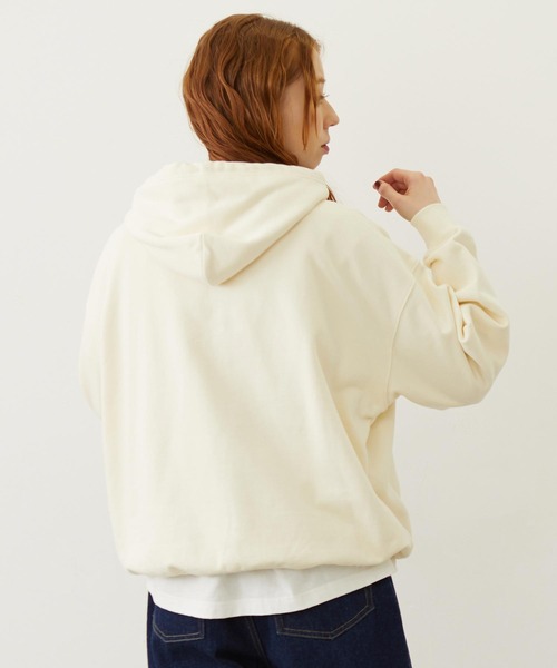 MILKFED.(ミルクフェド)の「RETRO LOGO FELT PATCH SWEAT HOODIE(パーカー・レディース・オフホワイト/ブラウン/ネイビー・M/L)」の4枚目の写真