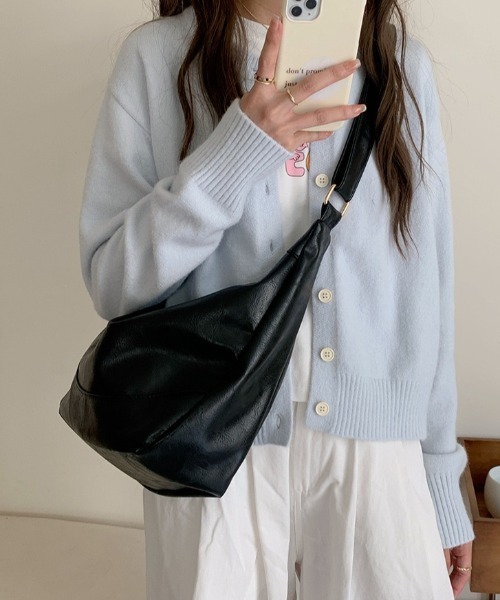 yuue' ( wear )(ユーイ)の「大容量ショルダーバッグ/斜め掛けバッグ/A4サイズ対応(ショルダーバッグ・レディース・ブラック/ブラウン・FREE)」の1枚目の写真