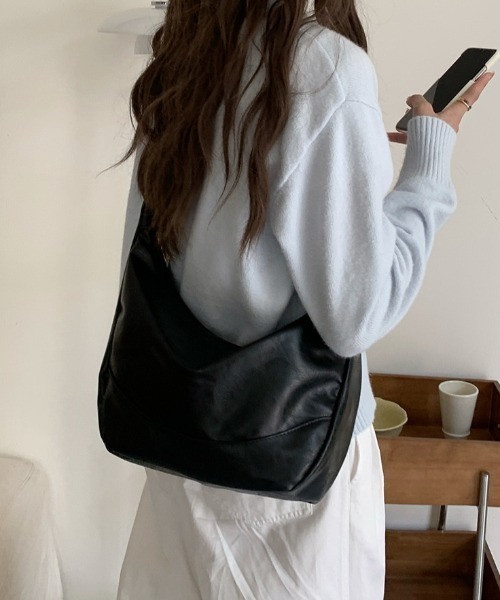 yuue' ( wear )(ユーイ)の「大容量ショルダーバッグ/斜め掛けバッグ/A4サイズ対応(ショルダーバッグ・レディース・ブラック/ブラウン・FREE)」の3枚目の写真