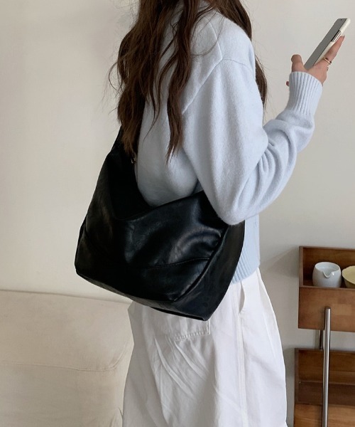 yuue' ( wear )(ユーイ)の「大容量ショルダーバッグ/斜め掛けバッグ/A4サイズ対応(ショルダーバッグ・レディース・ブラック/ブラウン・FREE)」の7枚目の写真