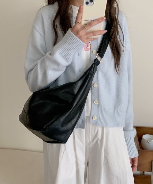 yuue' ( wear )(ユーイ)の「大容量ショルダーバッグ/斜め掛けバッグ/A4サイズ対応(ショルダーバッグ・レディース・ブラック/ブラウン・FREE)」の4枚目の写真