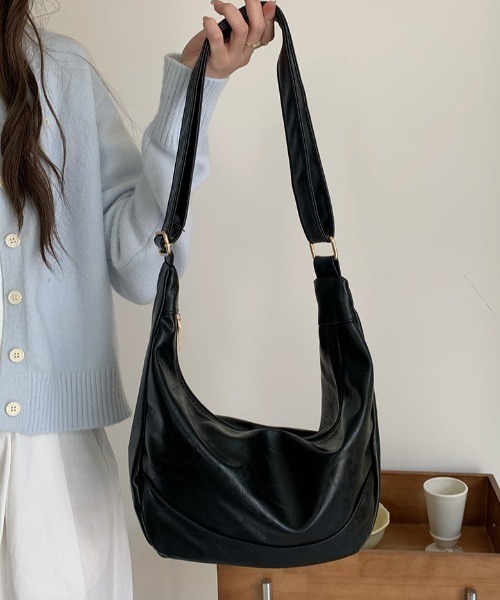 yuue' ( wear )(ユーイ)の「大容量ショルダーバッグ/斜め掛けバッグ/A4サイズ対応(ショルダーバッグ・レディース・ブラック/ブラウン・FREE)」の5枚目の写真