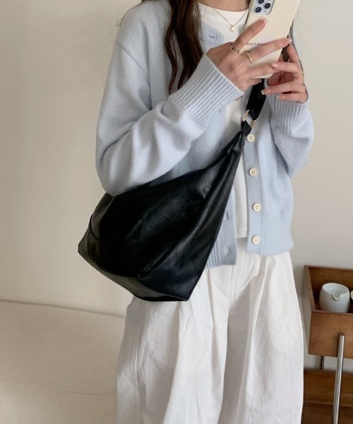 yuue' ( wear )(ユーイ)の「大容量ショルダーバッグ/斜め掛けバッグ/A4サイズ対応(ショルダーバッグ・レディース・ブラック/ブラウン・FREE)」の8枚目の写真