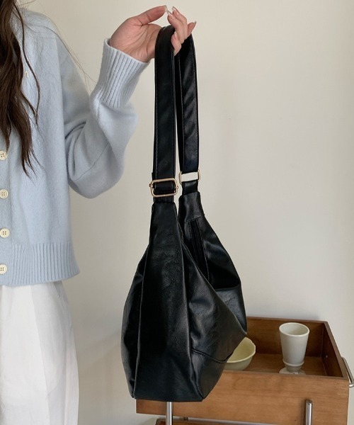yuue' ( wear )(ユーイ)の「大容量ショルダーバッグ/斜め掛けバッグ/A4サイズ対応(ショルダーバッグ・レディース・ブラック/ブラウン・FREE)」の6枚目の写真