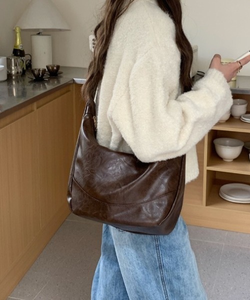 yuue' ( wear )(ユーイ)の「大容量ショルダーバッグ/斜め掛けバッグ/A4サイズ対応(ショルダーバッグ・レディース・ブラック/ブラウン・FREE)」の9枚目の写真