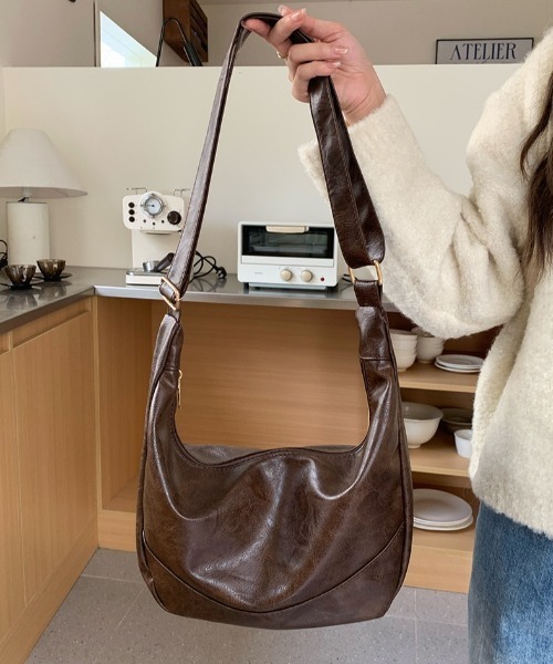 yuue' ( wear )(ユーイ)の「大容量ショルダーバッグ/斜め掛けバッグ/A4サイズ対応(ショルダーバッグ・レディース・ブラック/ブラウン・FREE)」の13枚目の写真