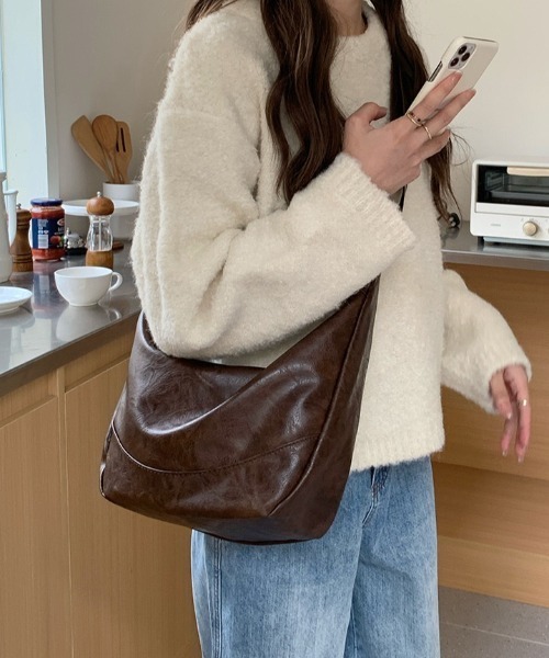 yuue' ( wear )(ユーイ)の「大容量ショルダーバッグ/斜め掛けバッグ/A4サイズ対応(ショルダーバッグ・レディース・ブラック/ブラウン・FREE)」の10枚目の写真