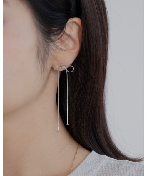 jumelle(ジュメロ)の「スリムリボンピアス(ピアス(両耳用)・レディース・シルバー・FREE)」の2枚目の写真