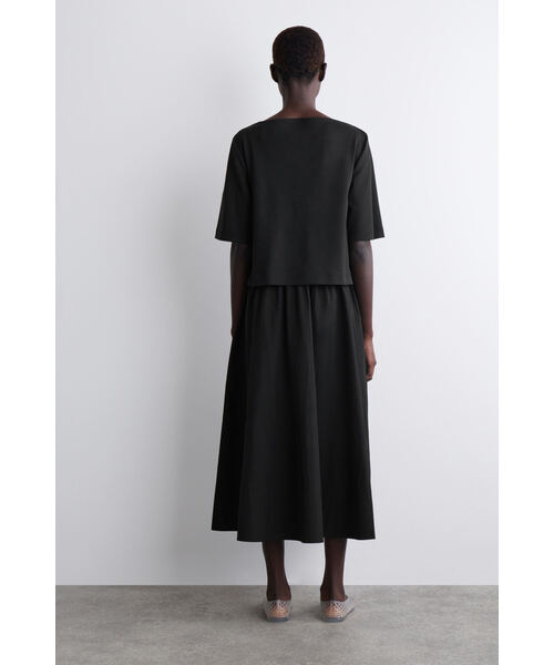 COS（コス）の「レイヤードボートネックミディドレス（ワンピース・レディース・ブラック・M/S/XS/L）」の2枚目の写真