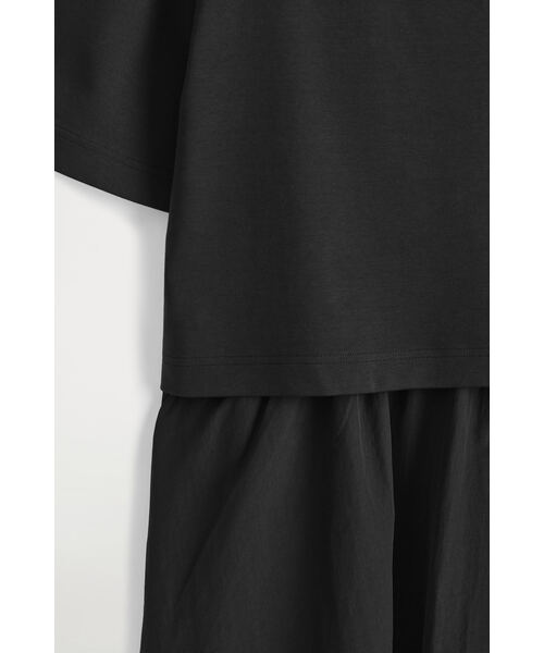 COS（コス）の「レイヤードボートネックミディドレス（ワンピース・レディース・ブラック・M/S/XS/L）」の6枚目の写真