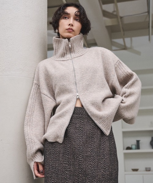 AIC.（エーアイシー）の「ダブルジップハイネックニットブルゾン（ニット/セーター・レディース・チャコールグレー/ベージュ/ブラウン・FREE）」の3枚目の写真