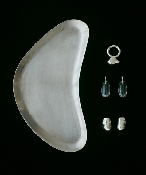 ADAM ET ROPE'(アダムエロペ)の「【EMOELLE】pearl shaped silver pierced earrings(ピアス(両耳用)・レディース・シルバー・FREE)」の4枚目の写真