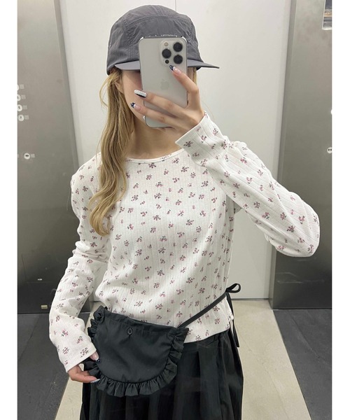 WC（ダブル シー）の「《秋冬新作★》リトルフラワーパターントップス（Tシャツ/カットソー・レディース・ホワイト/ネイビー・FREE）」の2枚目の写真