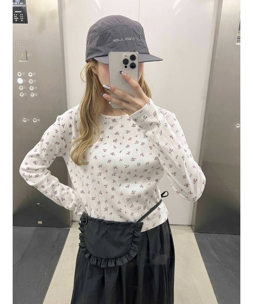 WC（ダブル シー）の「《秋冬新作★》リトルフラワーパターントップス（Tシャツ/カットソー・レディース・ホワイト/ネイビー・FREE）」の3枚目の写真