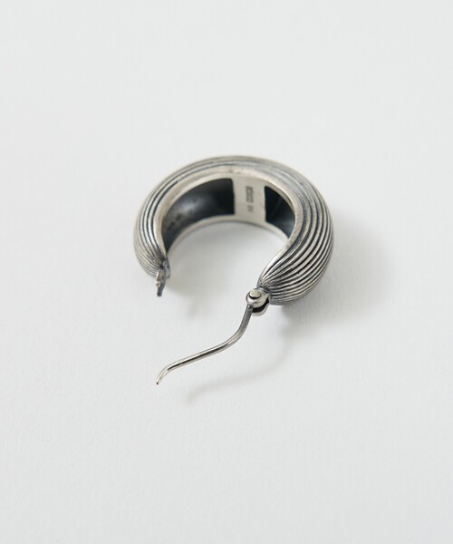 Rouge vif（ルージュヴィフ）の「【OCUCCI jewelry/オクチ ジュエリー】Hoop-strip M シルバーフープピアス（ピアス（両耳用）・レディース・シルバー・フリー）」の10枚目の写真