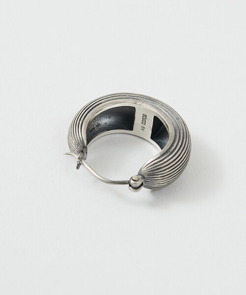 Rouge vif（ルージュヴィフ）の「【OCUCCI jewelry/オクチ ジュエリー】Hoop-strip M シルバーフープピアス（ピアス（両耳用）・レディース・シルバー・フリー）」の12枚目の写真