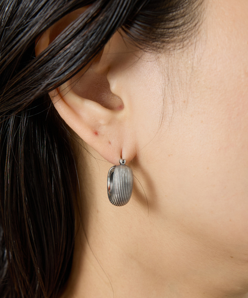 Rouge vif（ルージュヴィフ）の「【OCUCCI jewelry/オクチ ジュエリー】Hoop-strip M シルバーフープピアス（ピアス（両耳用）・レディース・シルバー・フリー）」の6枚目の写真
