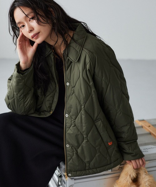 UNIVERSAL OVERALL(ユニバーサルオーバーオール)の「BARNYARDSTORM / 【UNIVERSAL OVERALL (ユニバーサルオーバーオール)】 / キルトジャケットコート(ブルゾン・レディース・ブラック/カーキ・S/M)」の2枚目の写真