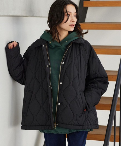 UNIVERSAL OVERALL(ユニバーサルオーバーオール)の「BARNYARDSTORM / 【UNIVERSAL OVERALL (ユニバーサルオーバーオール)】 / キルトジャケットコート(ブルゾン・レディース・ブラック/カーキ・S/M)」の1枚目の写真