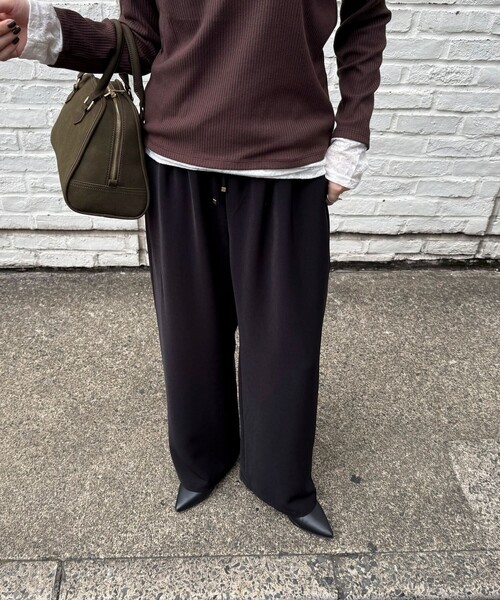 fredy emue（フレディエミュ）の「【リピーター続出！/高身長サイズあり】とろみWarmストレートイージーパンツ（その他パンツ・レディース・ブラック/チャコールグレー/アイボリー/ブラウン・38/36/39）」の3枚目の写真